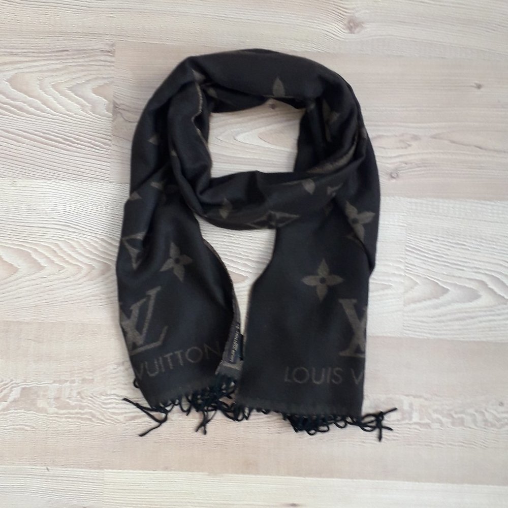 Louis vuitton scarfs